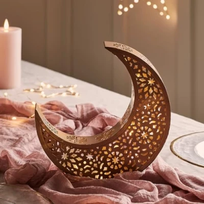 Image de Lights4fun Lampe de Table en Métal Doré Forme Croissant Lune avec 30 LED Blanc Chaud à Piles Déco pour Ramadan