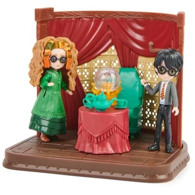 Image de HARRY POTTER PLAYSET Cours De Divination MAGICAL MINIS WIZARDING WORLD Coffret Univers Magique Avec 2 Figurines Exclusives et 6 Accessoires Jouet Enfant ans +