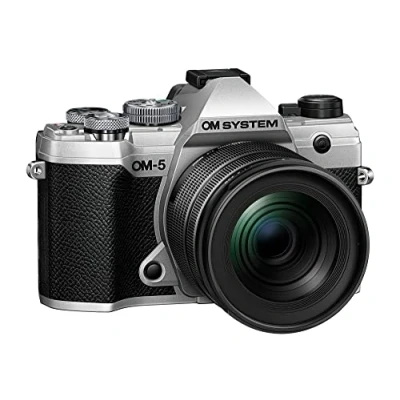 Image de Appareil photo Micro Four Thirds OM SYSTEM 5 avec objectif M.Zuiko Digital ED 12 45mm PRO, capteur Live MOS de 20 mégapixels, stabilisation d&#039;image sur axes optimisée, IP53, argent/noir