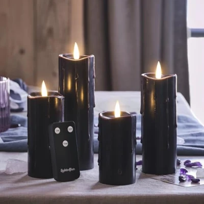 Image de Lights4fun TruGlow® Lot de 4 Bougies sans Flamme à LED Blanc Chaud Piles en Cire Véritable Noire Effet Fondu avec Minuterie et Télécommande Décoration d&#039;Halloween pour Intérieur