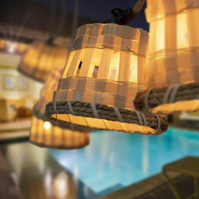 Image de newgarden AURORA Guirlande sous plafond à LEDs chaudes de style vintage pour l&#039;intérieur et l&#039;extérieur. 10 ampoules E12 avec abat jour en fibre bambou rotin.