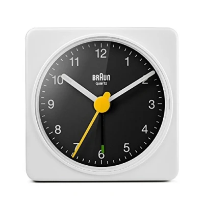 Image de Braun Réveil analogique de Voyage Classique, Taille compacte, Mouvement à Quartz Silencieux, bip l’Alarme en Crescendo, Blanc et Noir, modèle BC02WB.