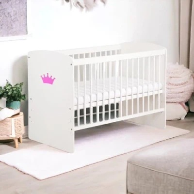 Image de KMbaby K2 KOR Lit bébé 120 x 60 cm avec matelas blanc couronne rose à barreaux sommier lattes 3 niveaux réglables en hauteur Pin laqué