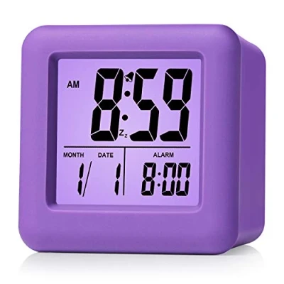 Image de Plumeet Facile à régler Réveil de Voyage Numérique Fonction Snooze, Veilleuse Doux, Large écran Afficheur Temps et Mois Date Alarme, Alarme Sonore Progressive Taille Maniable (Violet)