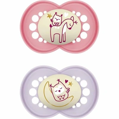 Image de MAM Original Night Lot de 2 tétines durables pour bébé 6 mois et plus, tétine en silicone SkinSoft, phosphorescente, rose (les motifs peuvent varier)