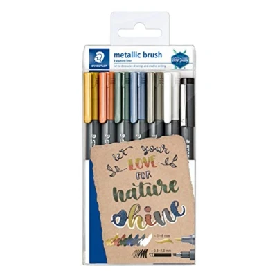 Image de Staedtler Metallic Marker, feutres métalliques à pointe pinceau pour loisirs créatifs et écriture stylisée, Encre pigmentée base d&#039;eau, Étui plastique avec 6 1 Pigment Liner, 8321 TB7