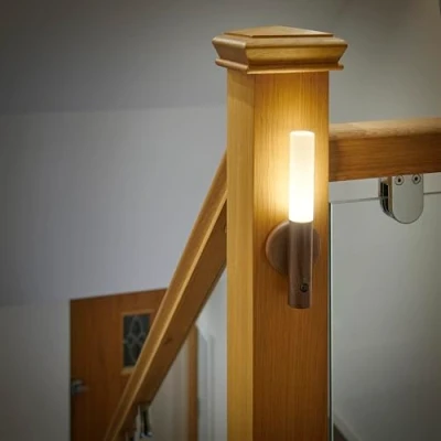Image de Auraglow Smart Applique murale à capteur LED Portable Lampe de nuit rechargeable Utilisation en intérieur Base magnétique par (1 pièce, noyer)