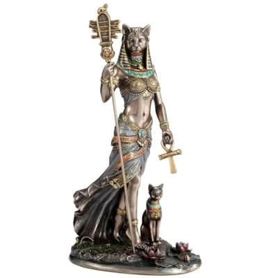 Image de Veronese Design Bastet de la déesse égyptienne tenant un instrument Sistrum et une croix Ankh avec chat en résine coulée à froid Finition bronze 26 cm