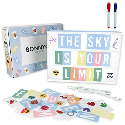 Image de Light Box Bleue 400 Lettres, Emojis, 2 Marqueurs BONNYCO Ç Inclus Boite Lumineuse Message Decoration Chambre Garçon &amp; Baby Shower Tableau Lumineux Idée Cadeau Enfant Anniversaire et Noël