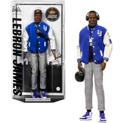 Image de Barbie Poupée Lebron James Kenbassadors Signature avec bombeur et Accessoires, Dont Un Casque Audio des Lunettes de Soleil, HRM33