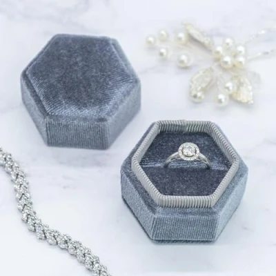 Image de TRIXES Écrin à bague en velours gris bijoux élégant Pour de fiançailles, demande mariage Boîte cadeau avec intérieur mousse