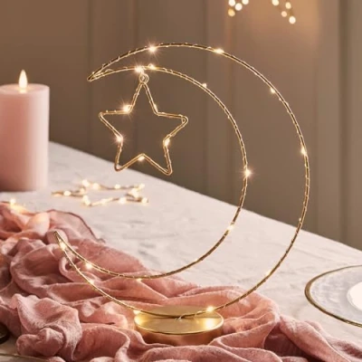 Image de Lights4fun Décoration de Table en Métal Doré Forme Croissant Lune et Étoile avec 20 LED Blanc Chaud à Piles Déco pour Ramadan