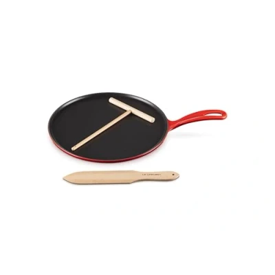 Image de Le Creuset Crêpière en Fonte Émaillée avec Poignée Fer, Spatule et Râteau Bois, 27 cm, 2,17 kg, Cerise, 20136270600460