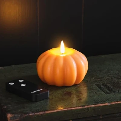 Image de Lights4fun TruGlow® Bougie sans Flamme en Forme de Citrouille à LED Blanc Chaud Piles Cire Véritable Orange avec Minuterie et Télécommande Décoration d&#039;Halloween d&#039;Automne pour Intérieur