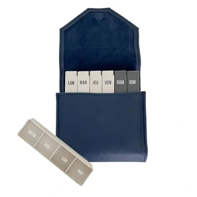 Image de PLIC CARE Pilulier hebdomadaire et journalier avec Pochette en simili cuir bleue sobre élégante 7 jours matin, midi, soir, nuit discrète facilement transportable
