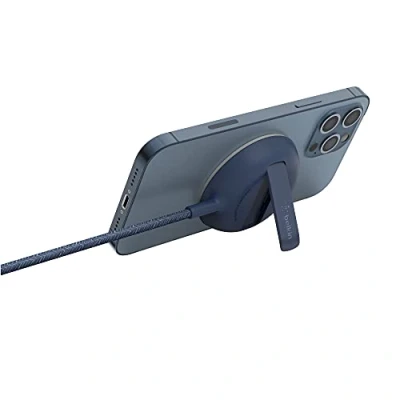 Image de Belkin Chargeur sans fil portable MagSafe (charge rapide jusqu&#039;à 15 W, support intégré pour une compatibilité parfaite avec les modèles d&#039;iPhone 13 series, adaptateur secteur non inclus, bleu)