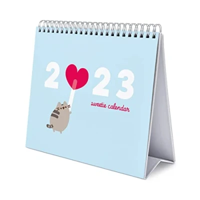 Image de Grupo Erik CS23005 Calendrier de Bureau 2023 Pusheen 12 Mois, 20 x 18 cm, Mensuel en Français, Janvier à Décembre 2023, Sous Licence Officielle, Certifié FSC, avec Support Rigide