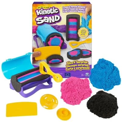 Image de Kinetic Sand,Coffret Slice N&#039; Surprise avec 383 g de Sable Jeu Noir, Rose et Bleu 7 Outils, Jouets sensoriels pour Les Enfants à partir 3 Ans