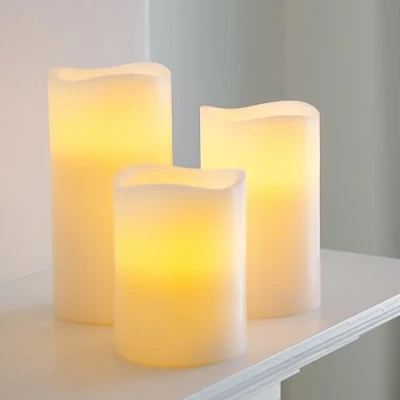 Image de Lights4fun Lot de 3 Bougies Piliers sans Flamme à LED Blanc Chaud Piles en Cire Véritable avec Minuterie et Télécommande Décoration pour Intérieur