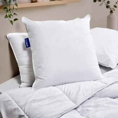 Image de Bleu Câlin Lot de 2 Oreillers Confort Ferme &#039;Alaska&#039;, Superbe Gonflant, Enveloppe 100% coton percale, Blanc, 65 x cm Forme Carré