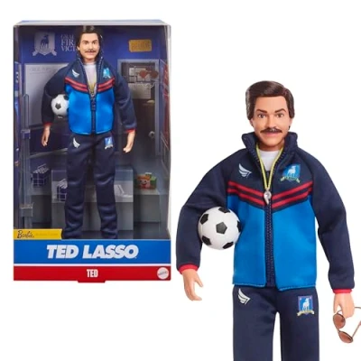 Image de Barbie Coffret Signature Poupée Ted Lasso en Survêtement Sport Bleu, Accessoires, Socle Et Certificat D&#039;Authenticité Inclus, À Collectionner, Jouet Enfant, A Partir De 3 Ans, HJW91