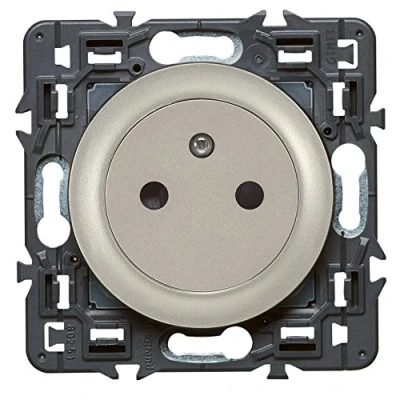 Image de LEGRAND Prise Electrique Murale avec Terre Céliane Surface Affleurante Socle Rétractable Fabriqué En France Titane