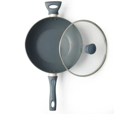 Image de Salter BW12267EU7 Wok antiadhésif 28 cm, induction, couvercle en verre trempé avec évent, peu/sans huile, sans PFOA, poignées douces au toucher, aluminium forgé, collection Marino, bleu marine