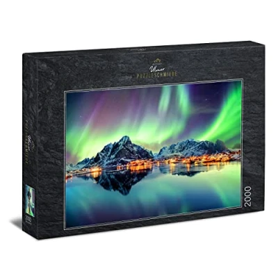 Image de Ulmer Puzzleschmiede Puzzle &quot;Danse Lumineuse du Nord&quot; de 2000 pièces norvégien avec aurores boréales dans le ciel nocturne au dessus des villages pêcheurs à Lofoten, Norvège