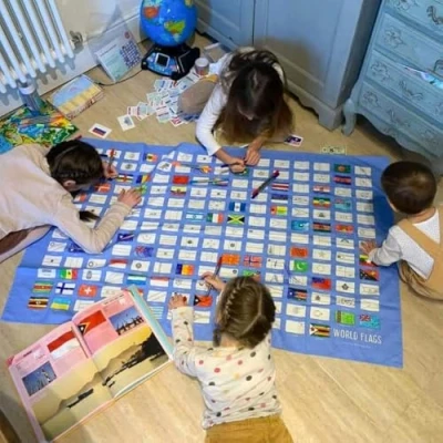Image de eatsleepdoodle Nappe de coloriage pour enfants avec 10 marqueurs lavables 127 x 83,8 cm Drapeaux du monde géant ultra lavable et réutilisable