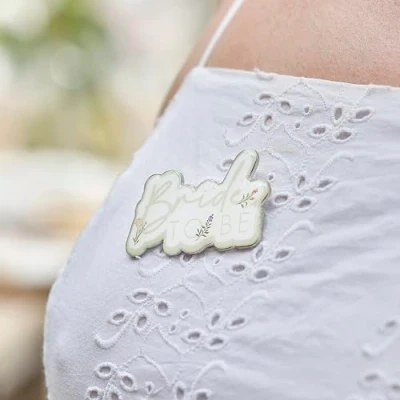 Image de Ginger Ray Badge Floral en émail argenté « Bride to Be » avec imprimé Blanc et Vert Sauge 3,3 cm x 5,3 cm, Multicoloured