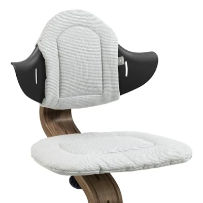 Image de Coussin Stokke Nomi, Nordic Grey Sand Ajoute douceur et confort à la chaise haute Nomi Facile installer retirer Pour les enfants de 6 mois plus Lavable en machine