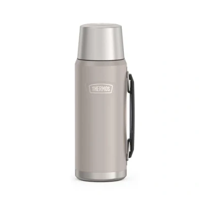 Image de THERMOS ICON BEVERAGE BOTTLE Bouteille isotherme, 1,20 l, beige/grès mat, 1200 ml, avec gobelet, poignée, 24 h au chaud/24 froid, passe lave vaisselle, entièrement étanche, sans BPA