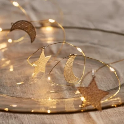 Image de Lights4fun Guirlande Lumineuse avec 20 Micro LED Blanc Chaud Etoiles et Lunes d’Or à Piles pour Intérieur Décoration du Ramadan