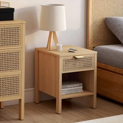 Image de Tables de nuit en bois clair avec un tiroir et une niche