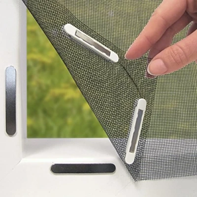 Image de EASYmaxx Moustiquaire de fenêtre avec Magic Click Peut être découpée individuellement pour toutes les fenêtres jusqu&#039;à 150 x 130 cm Montage 12 aimants pas perçage ni vissage [Noir]