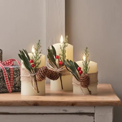 Image de Lights4fun TruGlow® Lot de 3 Bougies Sans Flamme à LED Blanc Chaud Piles en Cire Véritable Ornée Feuillages Hivernaux avec Minuterie et Télécommande Décoration Noël