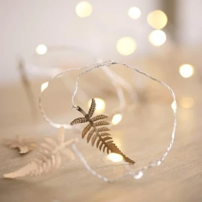 Image de Lights4fun Guirlande Lumineuse de Feuilles Dorées d’Automne à 20 Micro LED Blanc Chaud Piles avec Minuterie Décoration pour Intérieur