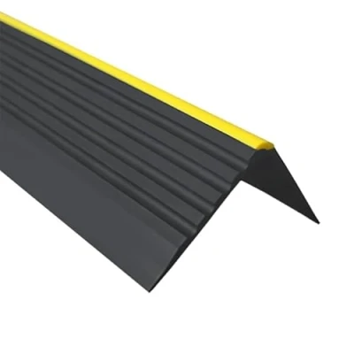 Image de 70 cm profilé d&#039;escalier nez de marche adhésif antidérapant en PVC noir 55x40 mm avec bande jaune