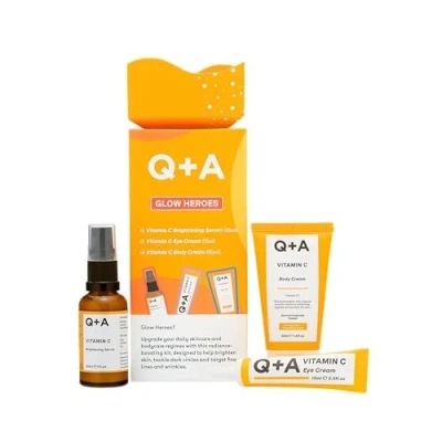 Image de Ensemble cadeau soins de la peau Q+A Glow Heroes Trio éclat boosteur radiance avec sérum éclaircissant à vitamine C 30ml, crème pour les yeux 15ml et le corps 50ml