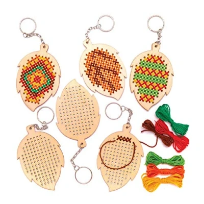 Image de Baker Ross Kits de Porte clés Feuilles en Bois avec Point Croix (Paquet 5) Loisirs créatifs d&#039;automne et d&#039;hiver pour Enfants
