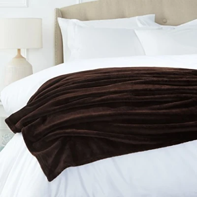 Image de Amazon Basics Couverture jetée de canapé, non chauffante, fabriquée en peluche douce effet velours, Brun chocolat, 168 x 229 cm