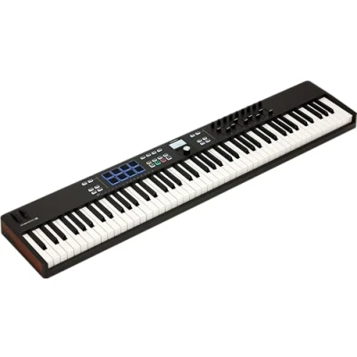 Image de Arturia KeyLab Essential 88 mk3 Contrôleur MIDI universel avec touches, 9 encodeurs, faders, molettes de modulation, 8 pads, et logiciel Pro inclus. Parfait pour la production musicale. Noir