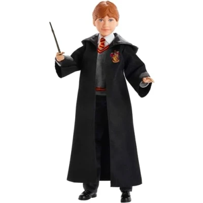 Image de Mattel Harry Potter Poupée articulée Ron Weasley de 26 cm en uniforme Gryffondor tissu avec baguette magique, à collectionner, jouet enfant, FYM52