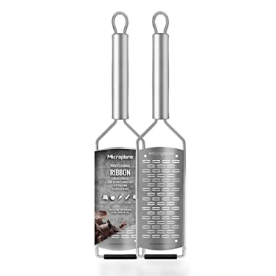 Image de Microplane Râpe de Cuisine Double Tranchant pour Le Fromage à pâte Dure, Pomme, Carotte, courgette et Chocolat la Collection Professional en Acier Inoxydable