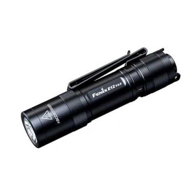 Image de FENIX E12 v3.0 Mini lampe de poche légère pour le quotidien 200 lumens 78 m 100 heures maximum Alimentée par piles AA Clip corps bidirectionnel Capuchon magnétique IP68, noir