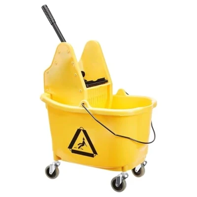 Image de Amazon Basics Seau rectangulaire pour balai à franges Kentucky avec roues durables et essoreuse vers le bas, 33 l, Jaune (Anciennement marque AmazonCommercial)