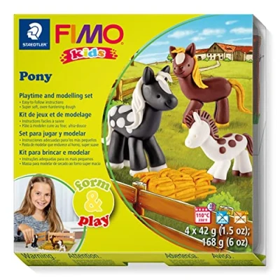 Image de STAEDTLER 8034 08 LZ FIMO Kids Form&amp;Play Jeu de pâte polymère pour Enfants « Pony » (Lot 4 Blocs, Autocollants, Outils modelage et arrière Plan)
