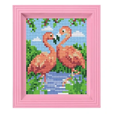 Image de Pixel Créativité P31442 Mosaïque Emballage Cadeau Flamingos, Image Cadre, système d&#039;enfichage très Facile, sans Repassage ni Collage, tesselles en bioplastique, Multicoloured, ca. 10 x 12 cm