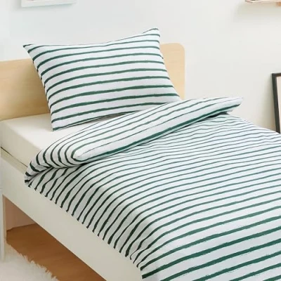 Image de Amazon Basics Ensemble de Housse Couette Réversible en Microfibre pour Enfant 100 x 135 cm et 1 Taie d’Oreiller 40 60 Berceau, Vert