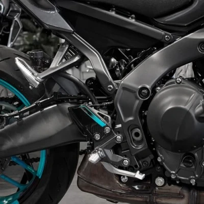 Image de Resin Bike Autocollant Moto Compatibles avec Yamaha MT 09 2024 Midnight Cyan. Protection Seuils de Porte Contre Les Chocs et Rayures. Paire d&#039;autocollants 3D Résinés Made in Italy